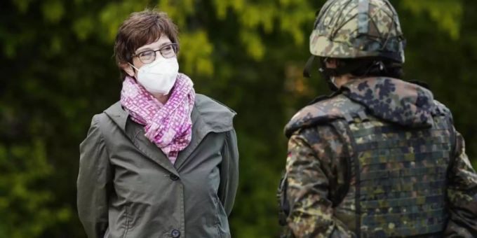 Annegret Kramp-Karrenbauer in der General-Dr.-Speidel-Kaserne bei ihrem Besuch von Bundeswehr-Soldaten. annegret kramp-karrenbauer