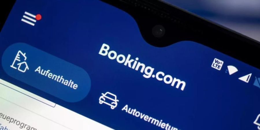 Auf einem Smartphone ist die App des Reiseportals Booking.com zu sehen. Foto: Fabian Sommer/dpa