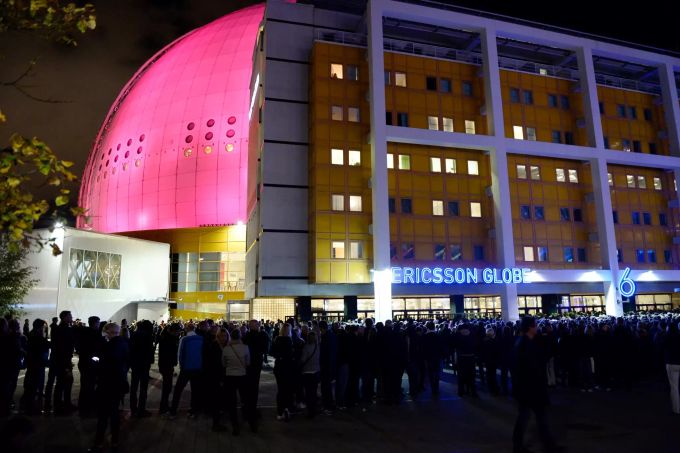 Menschen stehen vor der Globen Arena für ein U2-Konzert Schlange. (Archivbild) Mehrzweckarena Globen in Stockholm