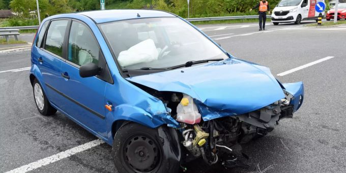 Bei einem Abbiegemanöver beim Autobahnanschluss Reiden kollidierten zwei Autos.