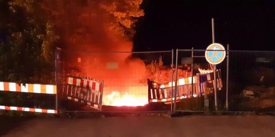 Starkstromkabel brennen in einer Baugrube in München. Durch das Feuer gab es einen weiträumigen Stromausfall. Foto: ---/Feuerwehr München/dpa