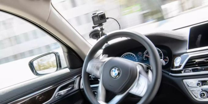 Ein autonom fahrendes Fahrzeug ist auf einer Teststrecke unterwegs (Symbol). Beim vollautomatisierten Fahren der Stufe vier kann der Computer bei bestimmten Anwendungen vollständig die Kontrolle über das Auto übernehmen. Foto: Matthias Balk/dpa Ein autonom fahrendes Fahrzeug ist auf einer Teststrecke unterwegs (Symbol). Beim vollautomatisierten Fahren der Stufe vier kann der Computer bei bestimmten Anwendungen vollständig die Kontrolle über das Auto übernehmen. Foto: Matthias Balk/dpa