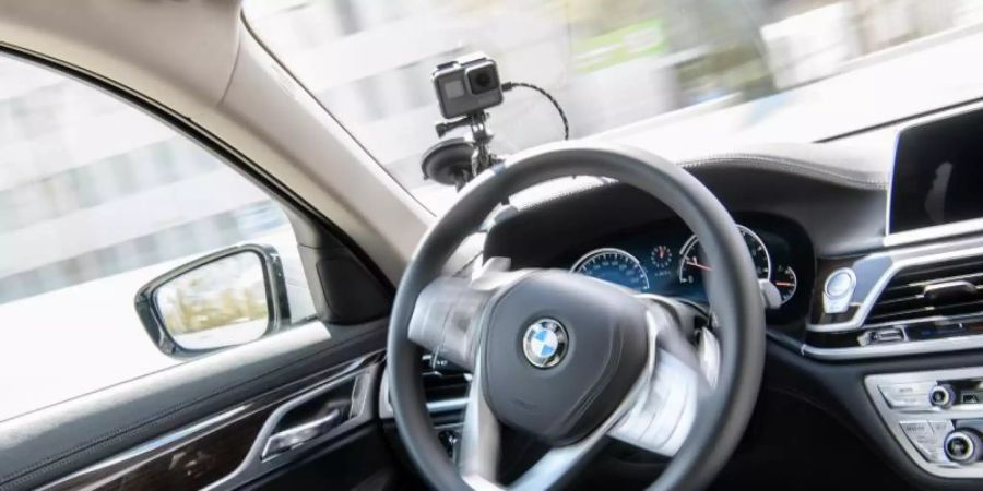 Ein autonom fahrendes Fahrzeug ist auf einer Teststrecke unterwegs (Symbol). Beim vollautomatisierten Fahren der Stufe vier kann der Computer bei bestimmten Anwendungen vollständig die Kontrolle über das Auto übernehmen. Foto: Matthias Balk/dpa