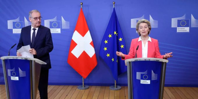Die Präsidentin der Europäischen Kommission Ursula Von der Leyen (rechts) und der Schweizer Präsident Guy Parmelin halten eine Pressekonferenz während ihres Treffens im Gebäude der Europäischen Kommission in Brüssel, Belgien am 23. April 2021. Rahmenabkommen Geheimpapier