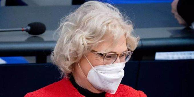 Bundesjustizministerin Christine Lambrecht: «Kernstück der Reform ist die urheberrechtliche Verantwortlichkeit von Upload-Plattformen wie YouTube, Facebook oder TikTok.». Foto: Kay Nietfeld/dpa Bundesjustizministerin Christine Lambrecht: «Kernstück der Reform ist die urheberrechtliche Verantwortlichkeit von Upload-Plattformen wie YouTube, Facebook oder TikTok.». Foto: Kay Nietfeld/dpa