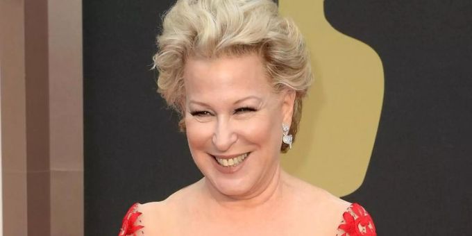 Schaupspielerin Bette Midler, hier 2014 in Hollywood, spielt in der Fortsetzung des Halloween-Kultklassikers «Hocus Pocus 2» mit. Foto: Mike Nelson/EPA FILE/dpa Schaupspielerin Bette Midler, hier 2014 in Hollywood, spielt in der Fortsetzung des Halloween-Kultklassikers «Hocus Pocus 2» mit. Foto: Mike Nelson/EPA FILE/dpa