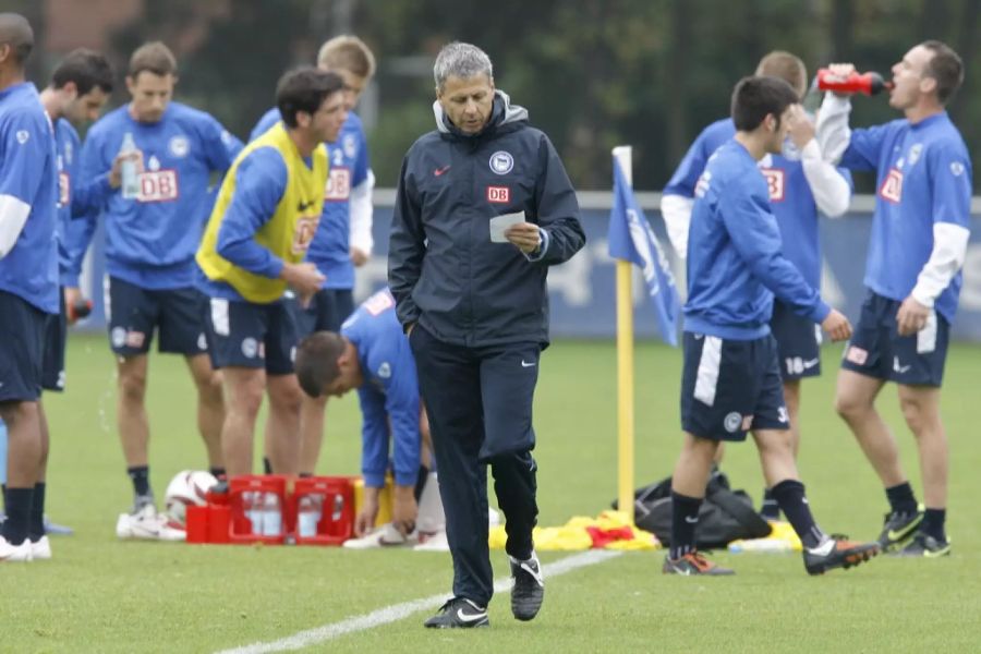 Es folgt der Schritt ins Ausland. Zwischen 2007 und 2009 steht Favre bei Hertha Berlin an der Seitenlinie.