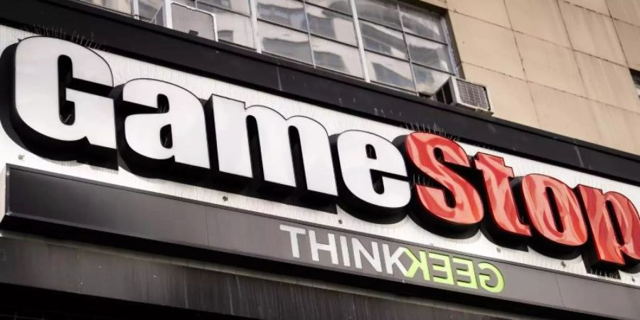 Mit den Aktien des US-Spielehändlers Gamestop hatten Spekulanten und Kleinanleger Anfang des Jahres einen Spekulationskampf mit Hedgefonds ausgefochten. Foto: John Minchillo/AP/dpa