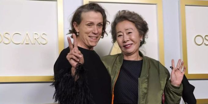 Zwei Gewinnerinnen: Frances McDormand (l) und Youn Yuh Jung. Foto: Chris Pizzello/Pool AP/dpa Zwei Gewinnerinnen: Frances McDormand (l) und Youn Yuh Jung. Foto: Chris Pizzello/Pool AP/dpa