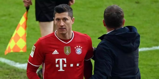 Bayern-Trainer Hansi Flick kann in Mainz wieder seinen Stürmer Robert Lewandowski auf das Feld schicken. Foto: Matthias Balk/dpa POOL/dpa Bayern-Trainer Hansi Flick kann in Mainz wieder seinen Stürmer Robert Lewandowski auf das Feld schicken. Foto: Matthias Balk/dpa POOL/dpa