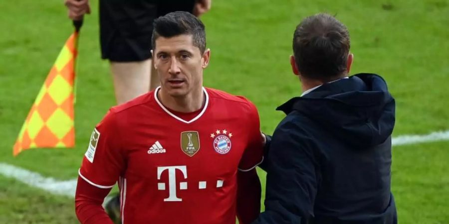 Bayern-Trainer Hansi Flick kann in Mainz wieder seinen Stürmer Robert Lewandowski auf das Feld schicken. Foto: Matthias Balk/dpa POOL/dpa