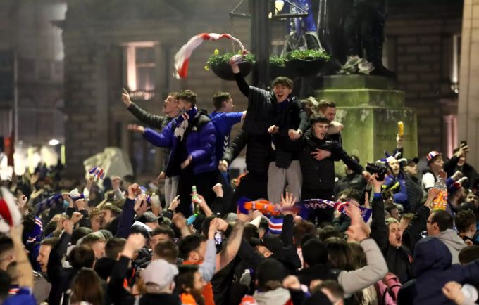 Ohne Masken, ohne Abstände: Die Fans der Glasgow Rangers feierten den Meister-Titel, als gäbe es keine Corona-Epidemie auf der Insel. Glasgow Rangers