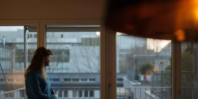 Lucie in einer Szene der ZDF-Doku «37 Grad: Wisch und weg - Wie man sich heute findet und verpasst». Foto: Torsten Lapp/ZDF/dpa Lucie in einer Szene der ZDF-Doku «37 Grad: Wisch und weg - Wie man sich heute findet und verpasst». Foto: Torsten Lapp/ZDF/dpa