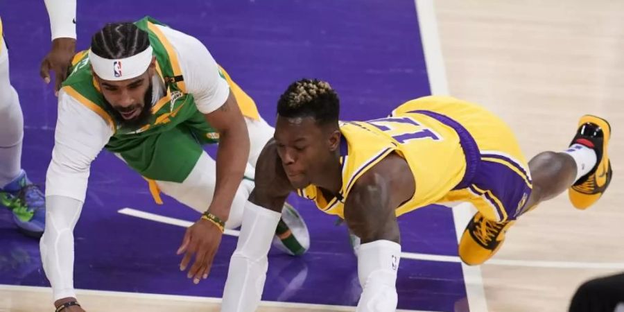Dennis Schröder (r) von den Los Angeles Lakers und Mike Conley von den Utah Jazz greifen zum Ball. Foto: Marcio Jose Sanchez/AP/dpa