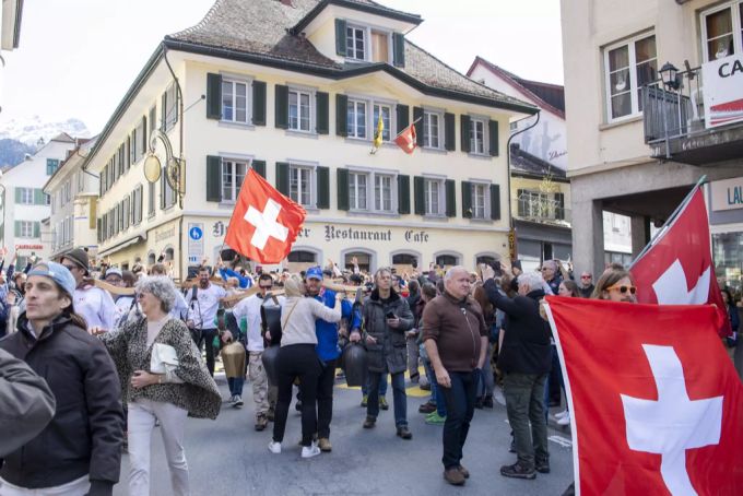 In Altdorf UR demonstrierten die Corona-Skeptiker am 10. April gegen die Massnahmen gegen das Coronavirus. Dies trotz fehlender Bewilligung und offizieller Absage. Altdorf coronavirus