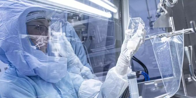 Mit Ganzkörper-Schutzanzügen simulieren Laborantinnen der Firma Biontech am Produktionsstandort in Marburg die finalen Arbeitsschritte zur Herstellung des Corona-Impfstoffes. Biontech