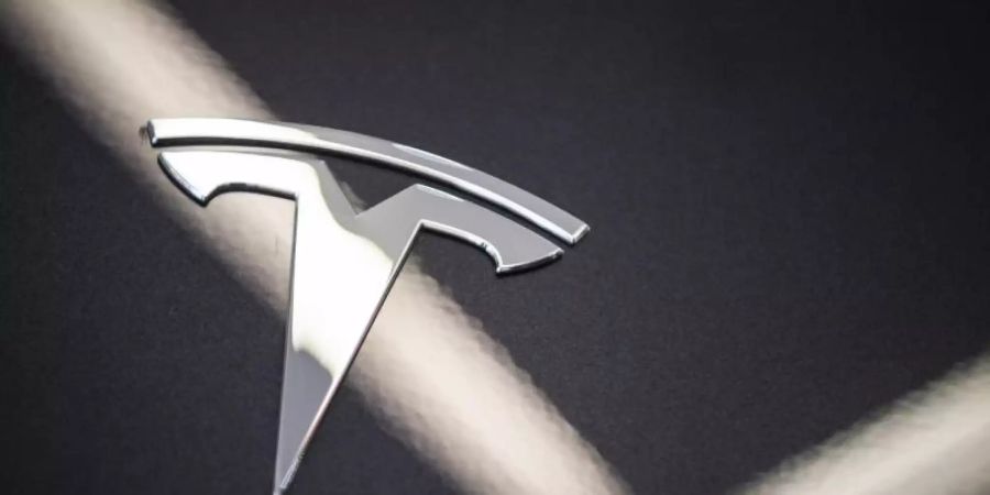 Obwohl Tesla sein Autopilot-System verbessert hat, bemängeln Experten die mangelnde Sicherheit. Foto: Christophe Gateau/dpa