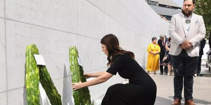 Premierministerin Jacinda Ardern legt am zehnten Jahrestag des Bebens einen Kranz nieder. Foto: Martin Hunter/AAP/dpa Premierministerin Jacinda Ardern legt am zehnten Jahrestag des Bebens einen Kranz nieder. Foto: Martin Hunter/AAP/dpa