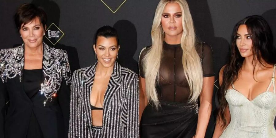 Kris Jenner (l-r), Kourtney Kardashian, Khloe Kardashian und Kim Kardashian bei den Peoples Choice Awards 2019. Foto: Imagespace/ZUMA Wire/dpa