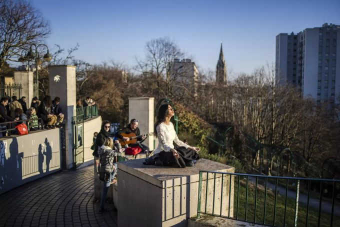In Paris genossen die Menschen die wärmeren Tage. Paris