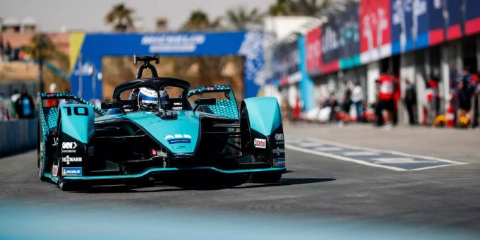 Sam Bird (Jaguar) beim Training zum ad-Diriyah-ePrix der Formel E. Sam Bird Formel E