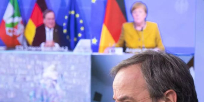 Expertenrunde unter den Augen der Kanzlerin: Vor der nächsten Bund-Länder-Runde holte sich NRW-Ministerpräsident Laschet die Einschätzung des Corona-Expertenrats ab. Foto: Federico Gambarini/dpa Pool/dpa Expertenrunde unter den Augen der Kanzlerin: Vor der nächsten Bund-Länder-Runde holte sich NRW-Ministerpräsident Laschet die Einschätzung des Corona-Expertenrats ab. Foto: Federico Gambarini/dpa Pool/dpa
