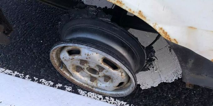 Ein Autorreifen fehlt an einem Auto, das von der Polizei mit nur noch drei Reifen gestoppt wurde. Polizeibeamte hätten das Fahrzeug mit dem fehlenden Rad gestern auf der Hauptstrasse A9 bei Perth bemerkt. schottland