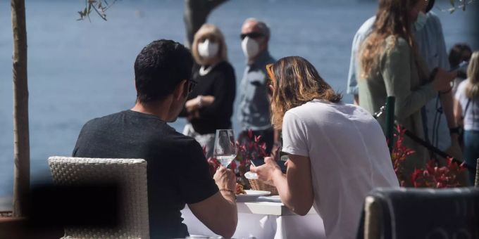 Solche Bilder werden bald wieder zum Alltag: Ein Paar ist auf einer Terrasse zu Mittag. Die Massnahmen im Bezug auf das Coronavirus werden ab Montag gelockert. Restaurant Coronavirus