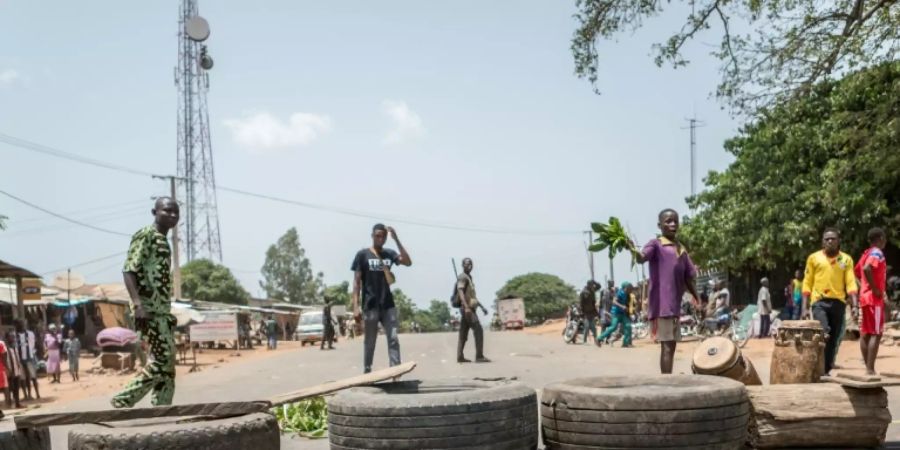 Demonstranten in Benin errichten Barrikaden