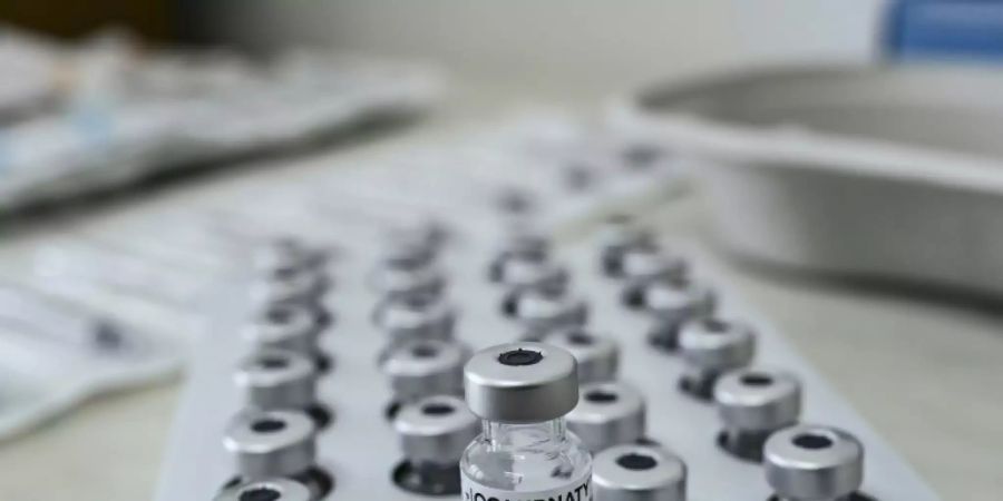 Dosen mit dem Impfstoff von Biontech und Pfizer