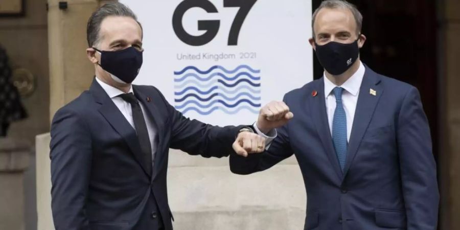 Bundesaussenminister Heiko Maas (l) wird von seinem britischen Amtskollegen Dominic Raab begrüsst. Foto: Steve Reigate/Daily Express/PA Wire/dpa