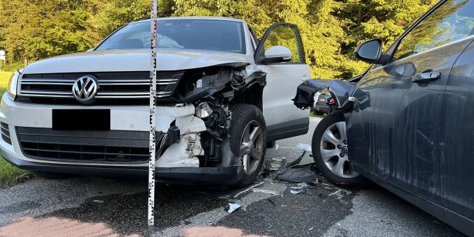 VW-Fahrer im Spital - Opel-Fahrer (33) prallt in Bärenwil BL in VW