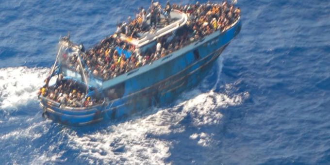 Dieses von der griechischen Küstenwache zur Verfügung gestellte Bild zeigt zahlreiche Menschen auf dem Deck eines Fischerboots, das später vor Südgriechenland kenterte und sank. bootsunglück