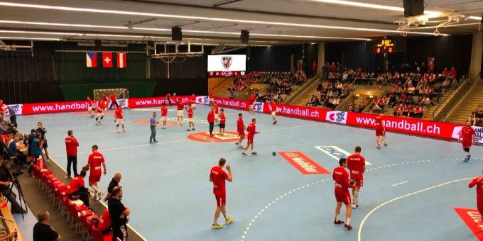 Die Aarauer Schachenhalle glänzt ab September 2023 mit neuen LED-Banden und Hallendboden. Die Aarauer Schachenhalle