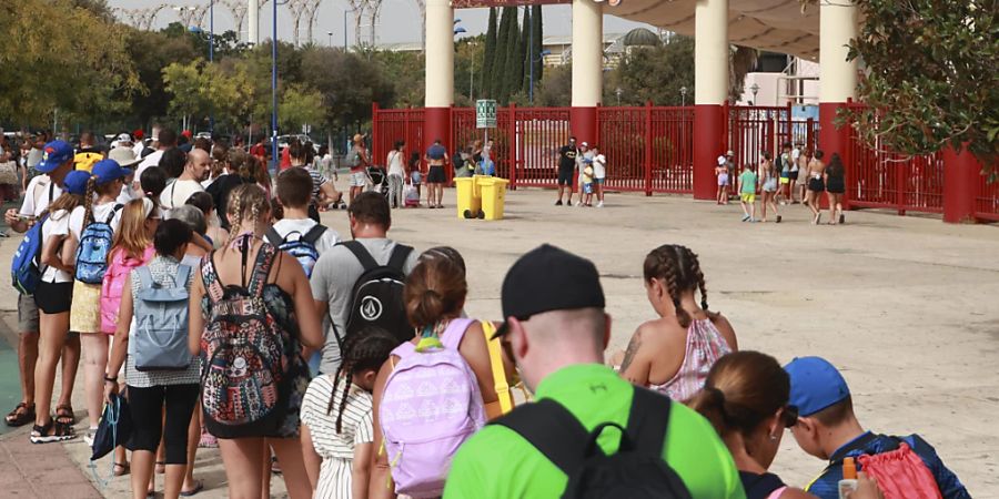 Touristen und Sevillaner strˆmen in den Wasserpark Isla Magica, um die hohen Temperaturen zu ertragen. Foto: RocÌo Ruz/EUROPA PRESS/dpa