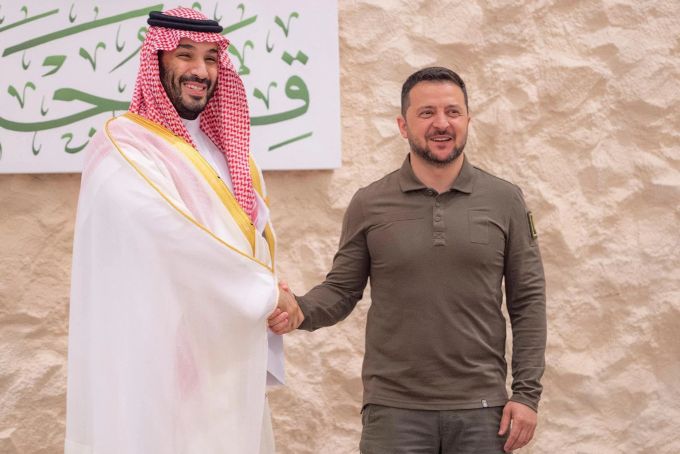 Der ukrainische Präsident Wolodymyr Selenskyj besuchte noch im Mai Saudi-Arabien – und traf dort Kronprinz Mohammed bin Salman (l). (Archivbild) -/SPA/dpa ukraine konferenz