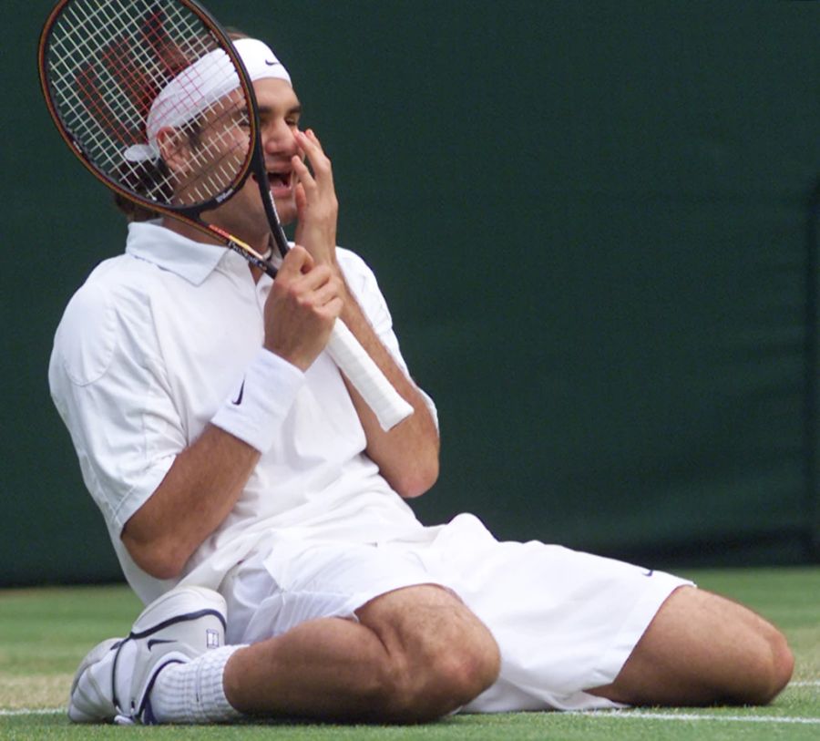 Angesichts des grössten Karriere-Erfolgs verdrückt Roger Federer erstmals Tränen auf dem Center Court von Wimbledon.