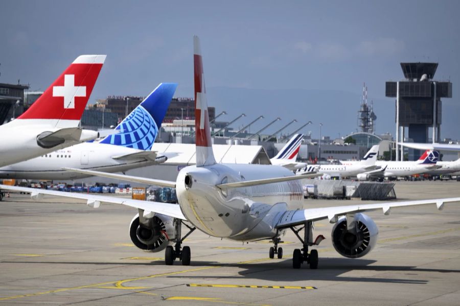 Die Asylsuchenden werden dann trotz psychischer Probleme von der Polizei abgeholt und in einen Flieger gesteckt. (Archivbild)