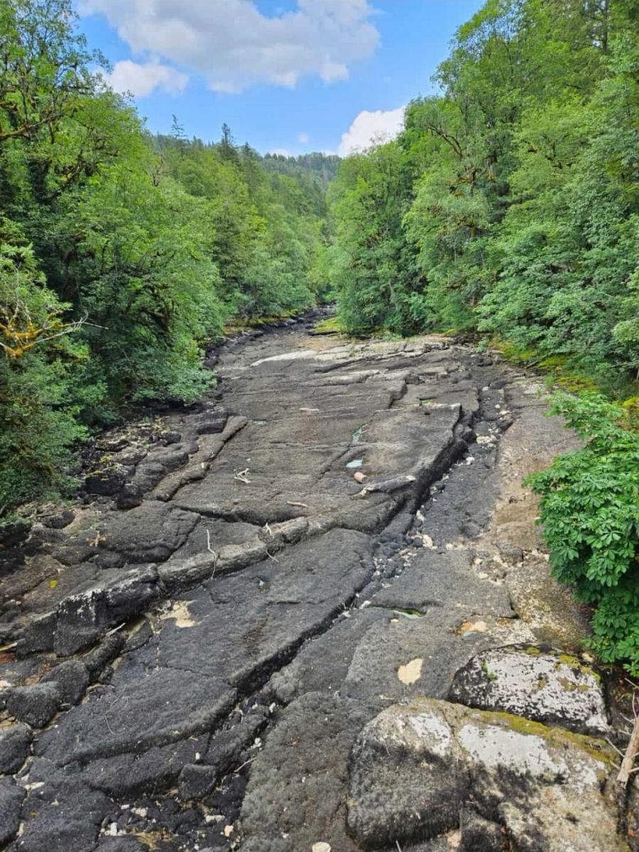 Das Bachbett des Saut du Doubs ist ausgetrocknet.