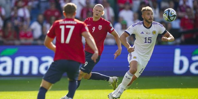 Ryan Porteous (rechts) setzt sich gegen den Norweger Erling Haaland (mitte) durch. schottland