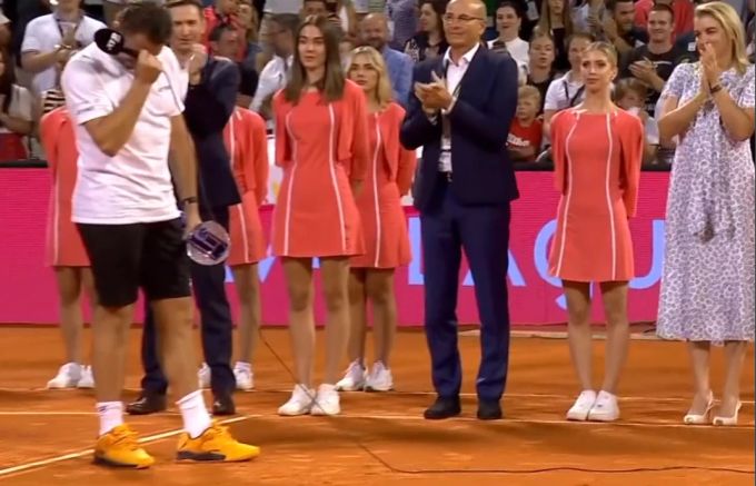 Stan Wawrinka (l.) reagiert nach der Final-Pleite in Umag (Kroatien) emotional. Stan Wawrinka