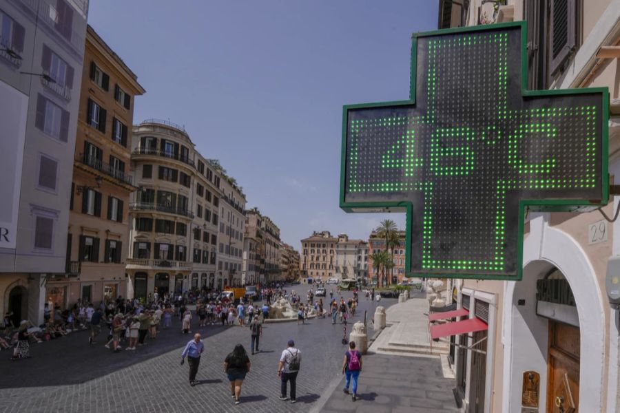 Eine Apotheke in Rom, Italien, zeigt die Aussentemperatur an, 18. Juli 2023.