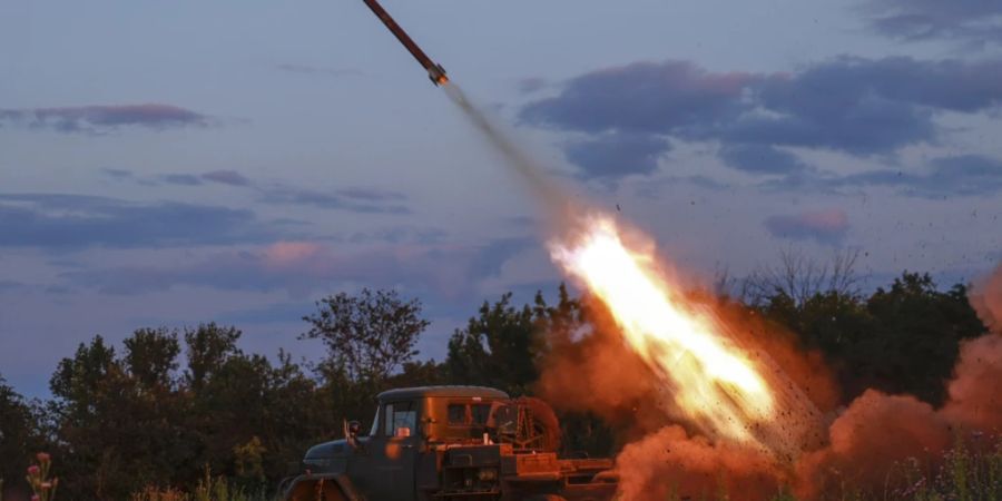 Ein Mehrfachraketenwerfer der ukrainischen Armee feuert Raketen auf russische Stellungen an der Frontlinie in der Nähe von Bachmut. Foto: Roman Chop/Roman Chop/AP