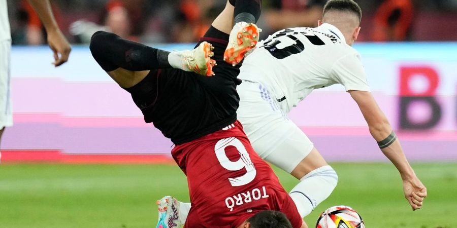 Lucas Torro (l) qualifizierte sich mit CA Osasuna für die Conference League.