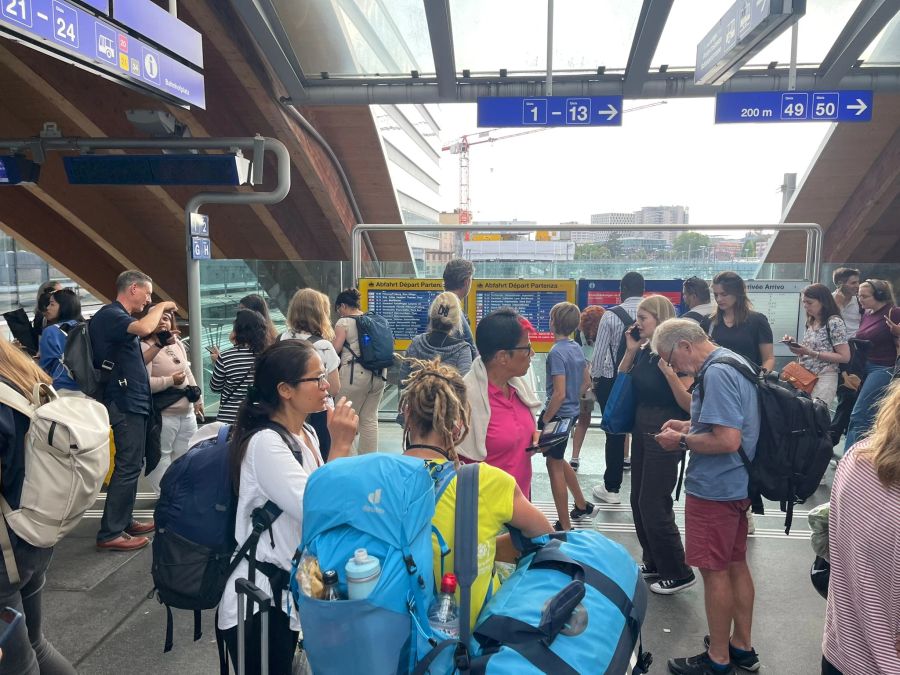 Gestrandete Pendlerinnen und Pendler am Bahnhof Bern.