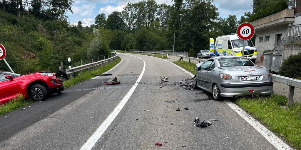 Meienberg AG: Heftige Frontalkollision Fordert Zwei Verletzte