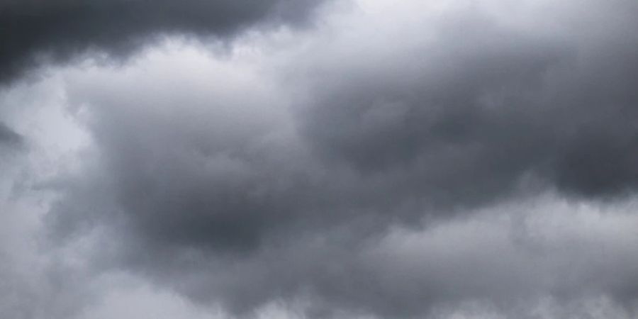 Dunkle Wolken vor einem Wetterumschwung. (Archivbild)