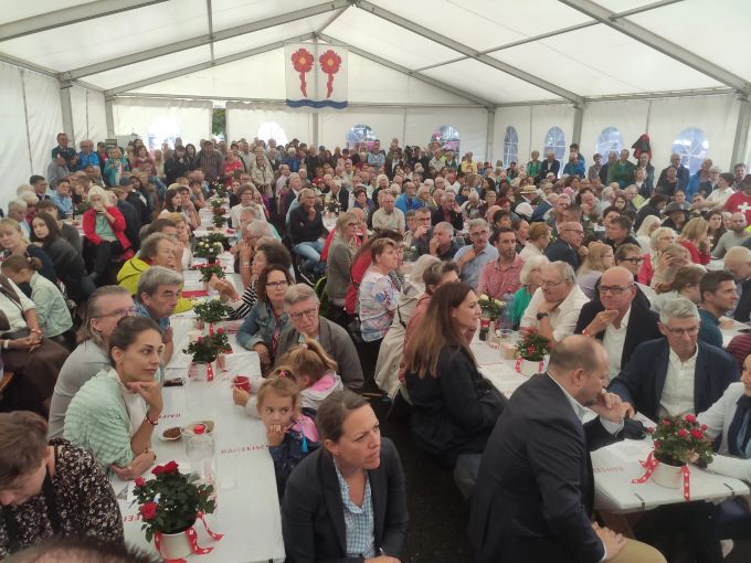 Die Besucherinnen und Besucher hörten gespannt den Worten von Karin Keller-Sutter zu. bundesfeier rapperswil