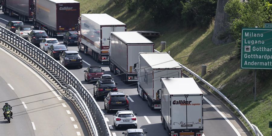 Vor dem Gotthard-Nordportal bilden sich regelmässig lange Staus. (Archivbild)