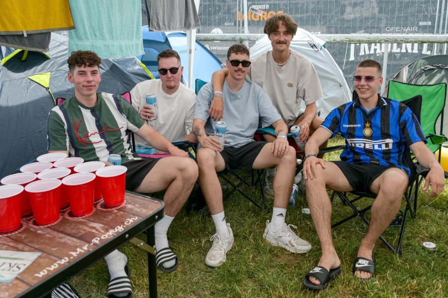 Yvo, Mathias, Leandro, Patrick und Alessio werden sich später im Beerpong messen.